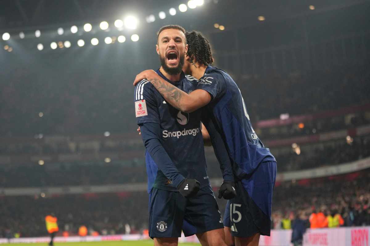 Mazraoui esulta dopo una rete
