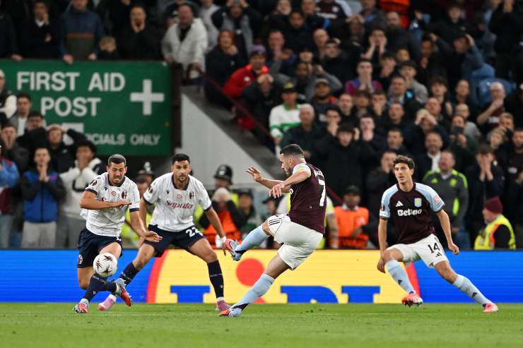 McGinn nell'azione del gol
