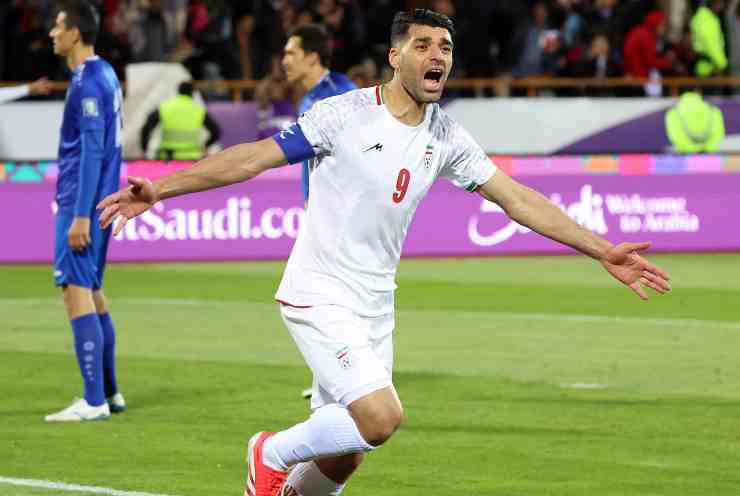 Mehdi Taremi esulta con l'Iran dopo un gol