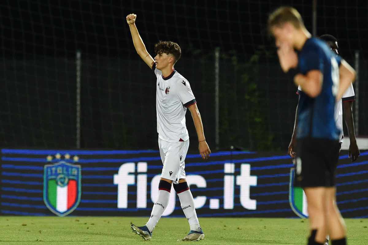Lorenzo Menegazzo esulta durante Bologna-Inter U17 (2022)