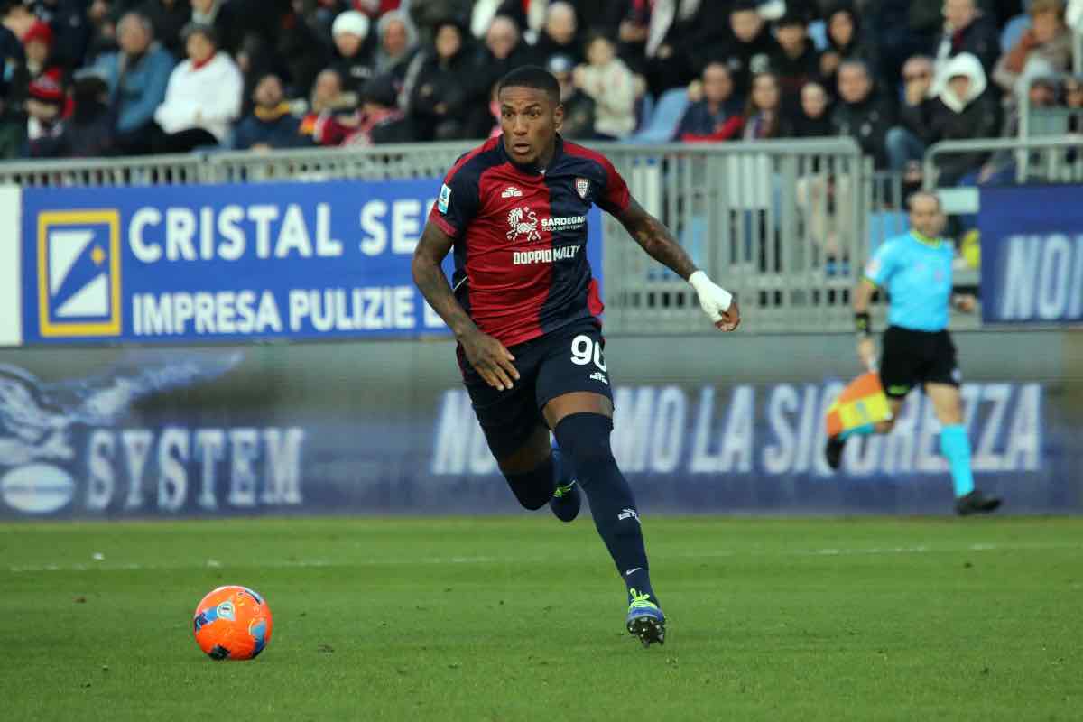 Michael Folorunsho in azione durante Cagliari-Roma