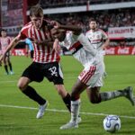 Mikel Amondarain in azione durante Estudiantes-Flamengo di Copa Libertadores
