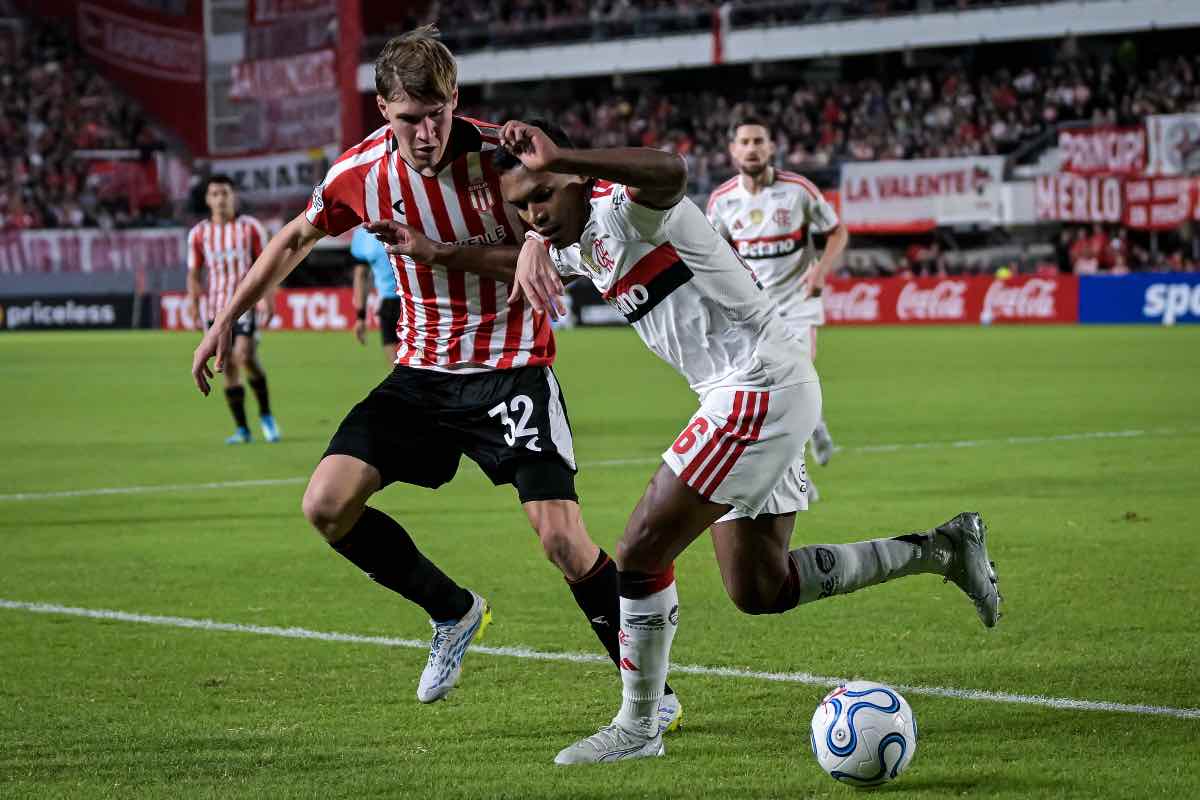 Mikel Amondarain in azione durante Estudiantes-Flamengo di Copa Libertadores