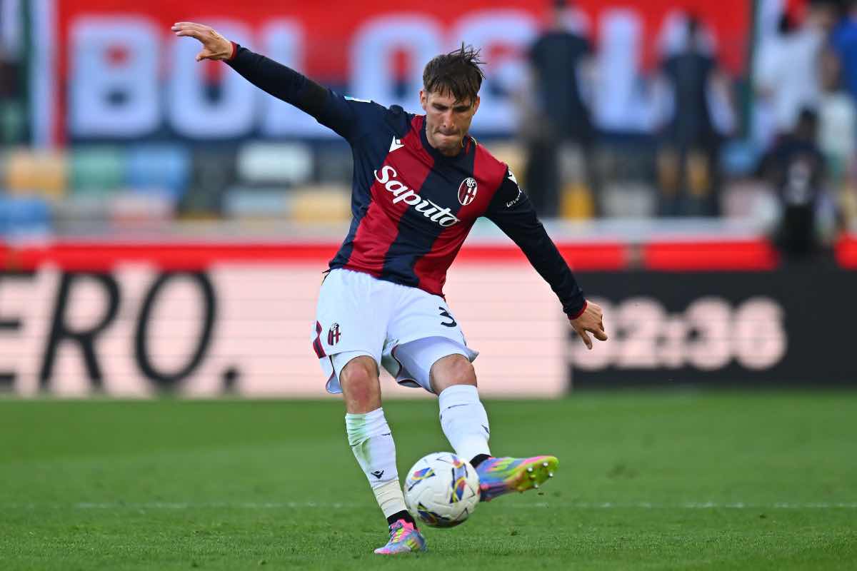 Juan Miranda intento a calciare il pallone