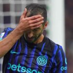 Mkhitaryan con le mani in testa