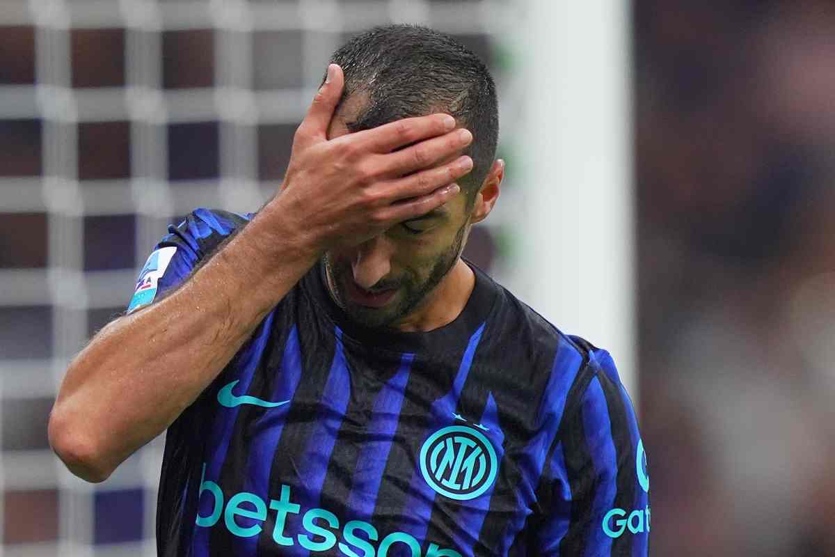Mkhitaryan con le mani in testa