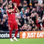 Momo Salah in campo con il Liverpool applaude