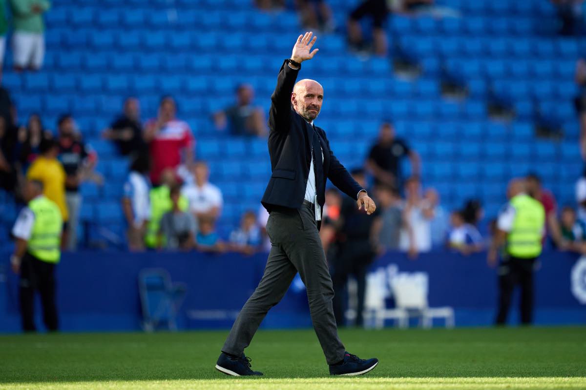 il Ds Monchi saluta i tifosi