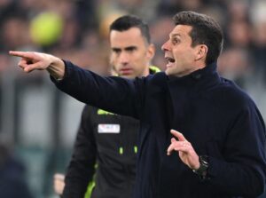 Motta mentre dà indicazioni