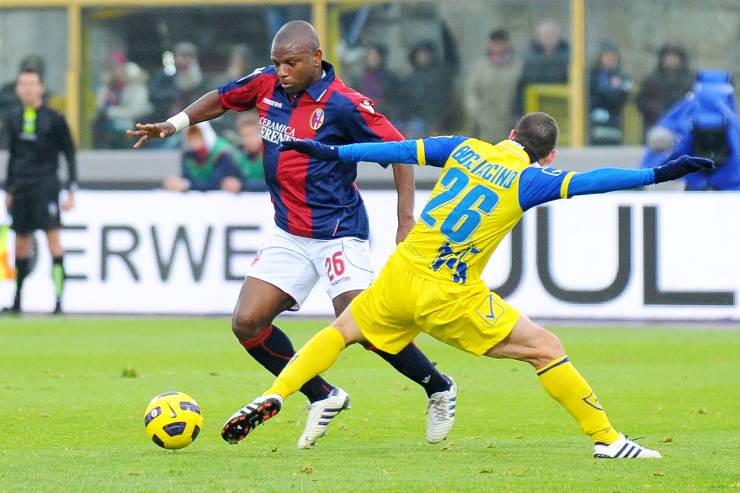 Gaby Mudingayi (L) of Bologna competes with Mariano Bogliacino of Chievo during the Serie A match between Bologna and Chievo at Stadio Renato Dall'Ara on December 8, 2010 in Bologna, Italy.