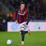 Nadir Zortea corre con la maglia del Bologna