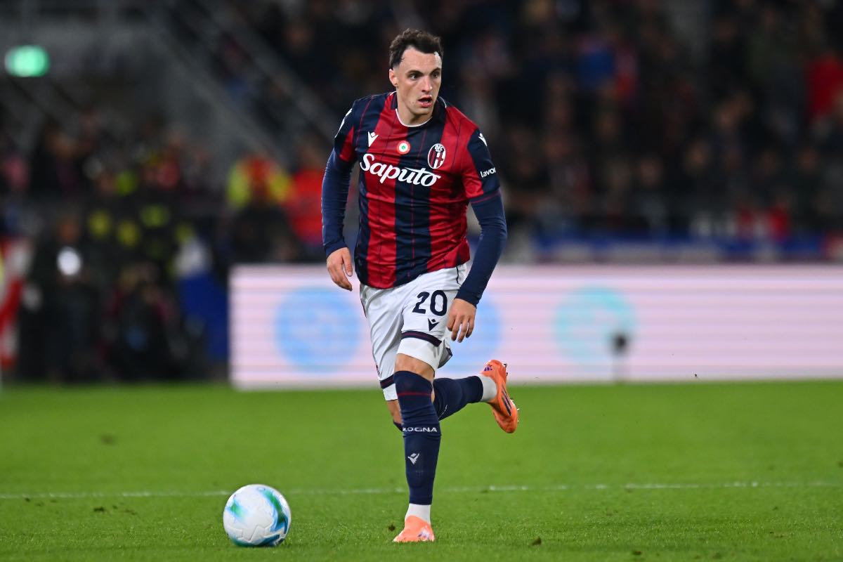 Nadir Zortea corre con la maglia del Bologna