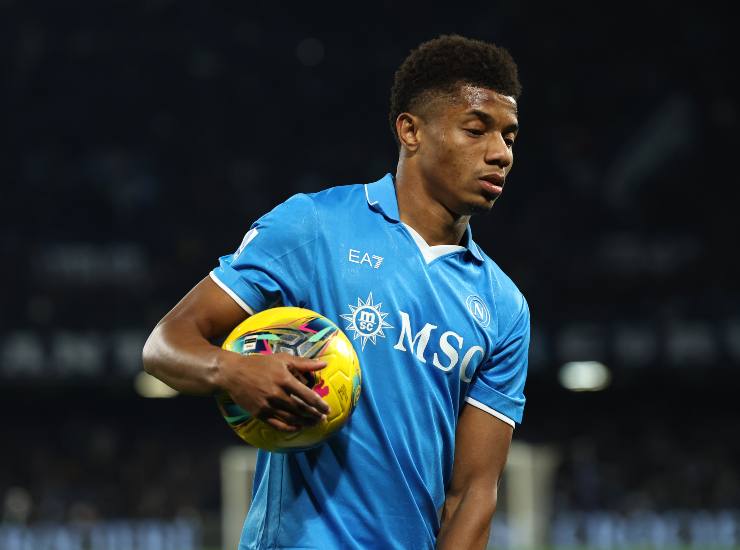 Neres con la palla in mano