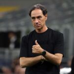 Nesta con il pollice alzato