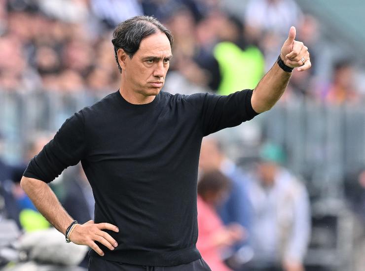 Nesta con il pollice alzato