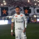 Neymar passeggia