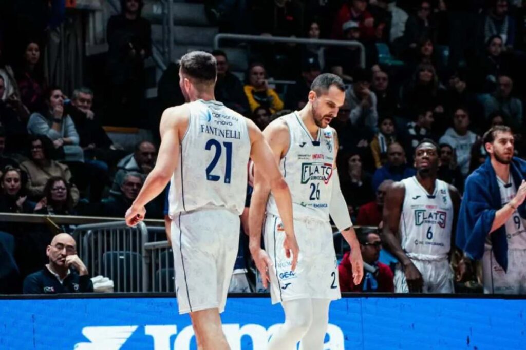 Niccolò De Vico batte il cinque a Matteo Fantinelli