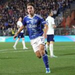 Nico Paz esulta dopo un gol