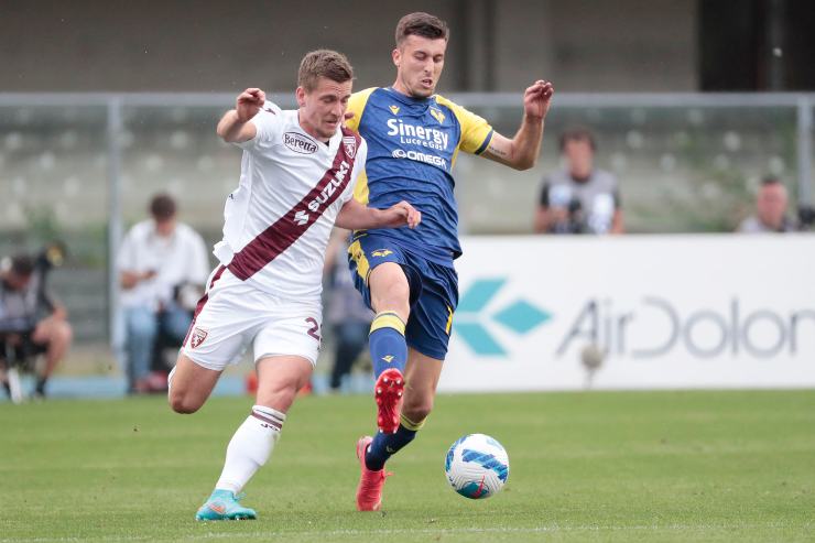 Nicolò Casale con la maglia dell'Hellas Verona 