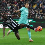 Nicolò Casale lotta per il pallone