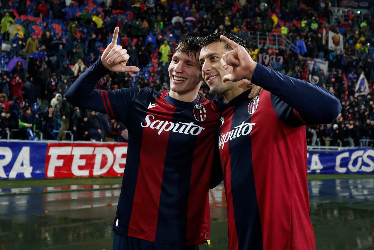 Nicolò Casale e Giovanni Fabbian esultano sotto la curva