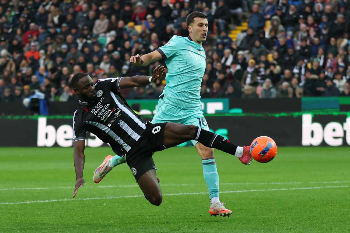Nicolò Casale lotta per il pallone