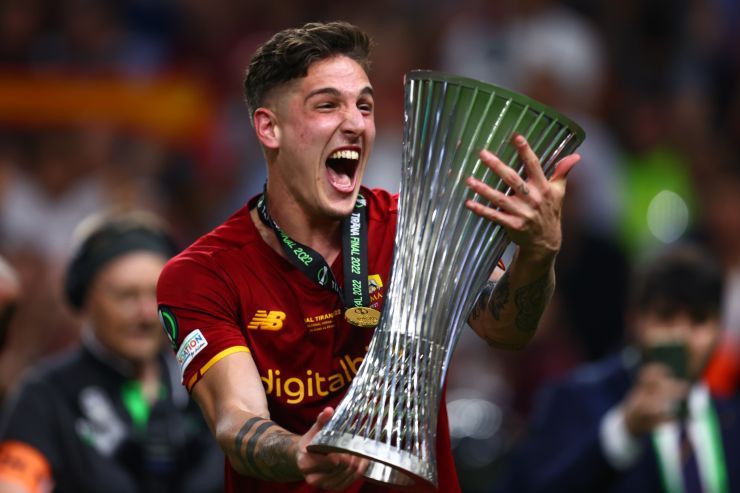 Zaniolo con la coppa