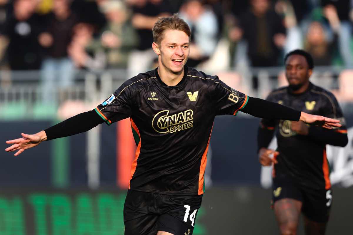 Hans Nicolussi Caviglia esulta dopo il gol