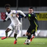 Lennon Miller in contrasto con Aladji Bamba in Scozia U19-Francia U19