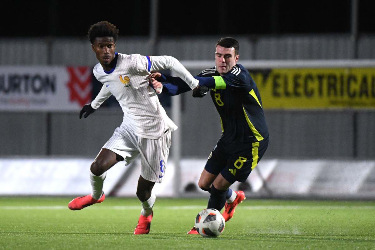Lennon Miller in contrasto con Aladji Bamba in Scozia U19-Francia U19