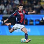 Nikola Moro intento a battere un rigore in Bologna-Inter di Supercoppa Italiana