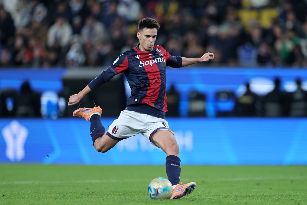 Nikola Moro intento a battere un rigore in Bologna-Inter di Supercoppa Italiana