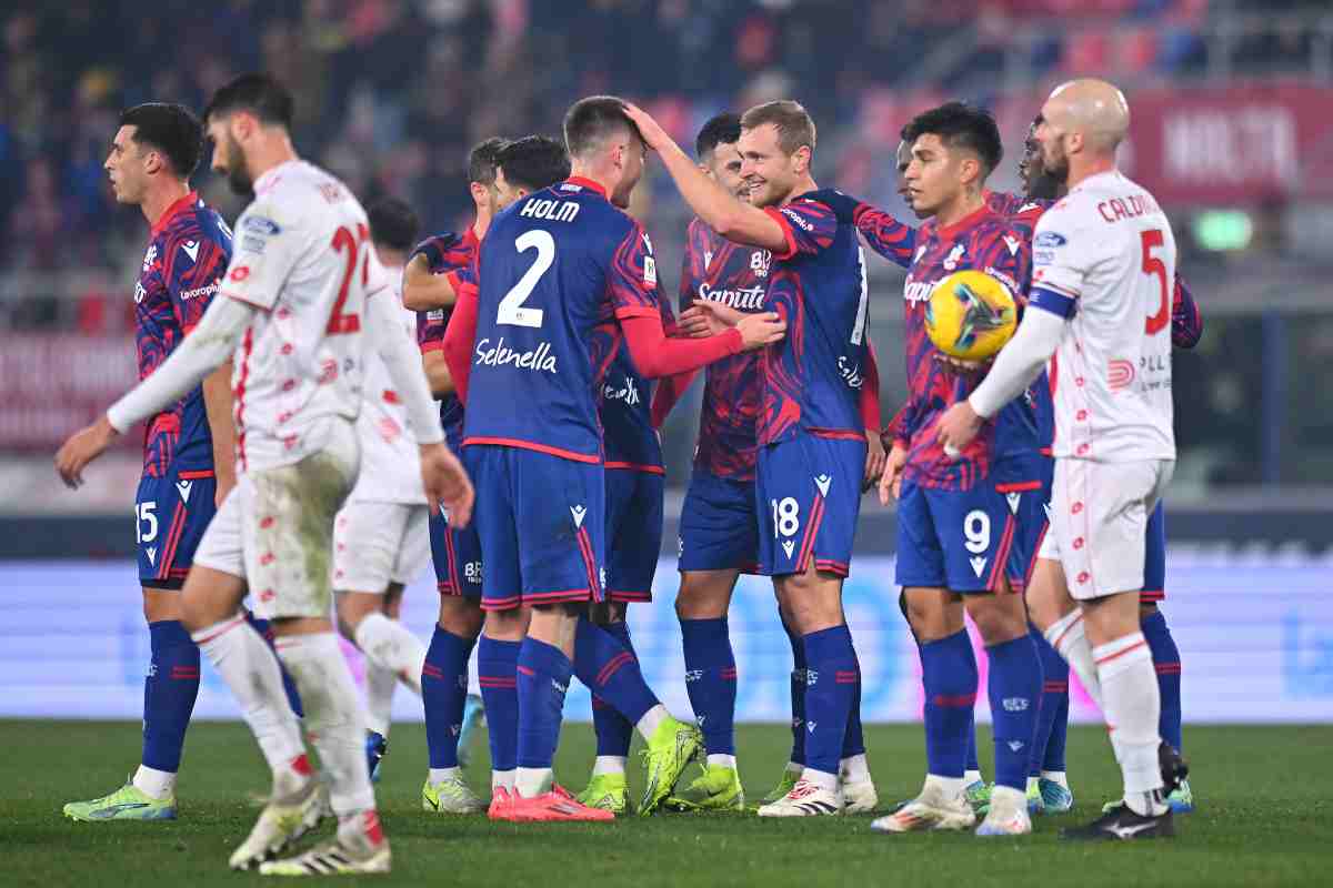Tommaso Pobega esulta coi compagni del Bologna