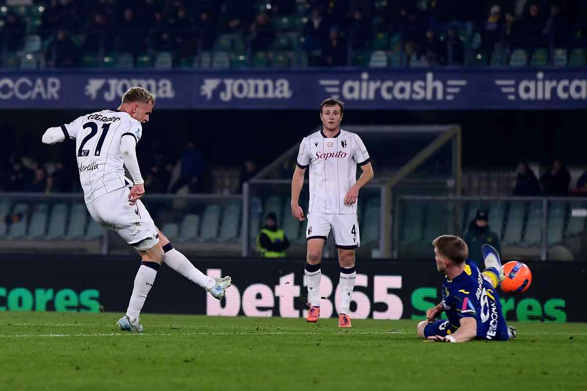 Jens Odgaard intento a segnare il secondo gol del Bologna in casa del Verona