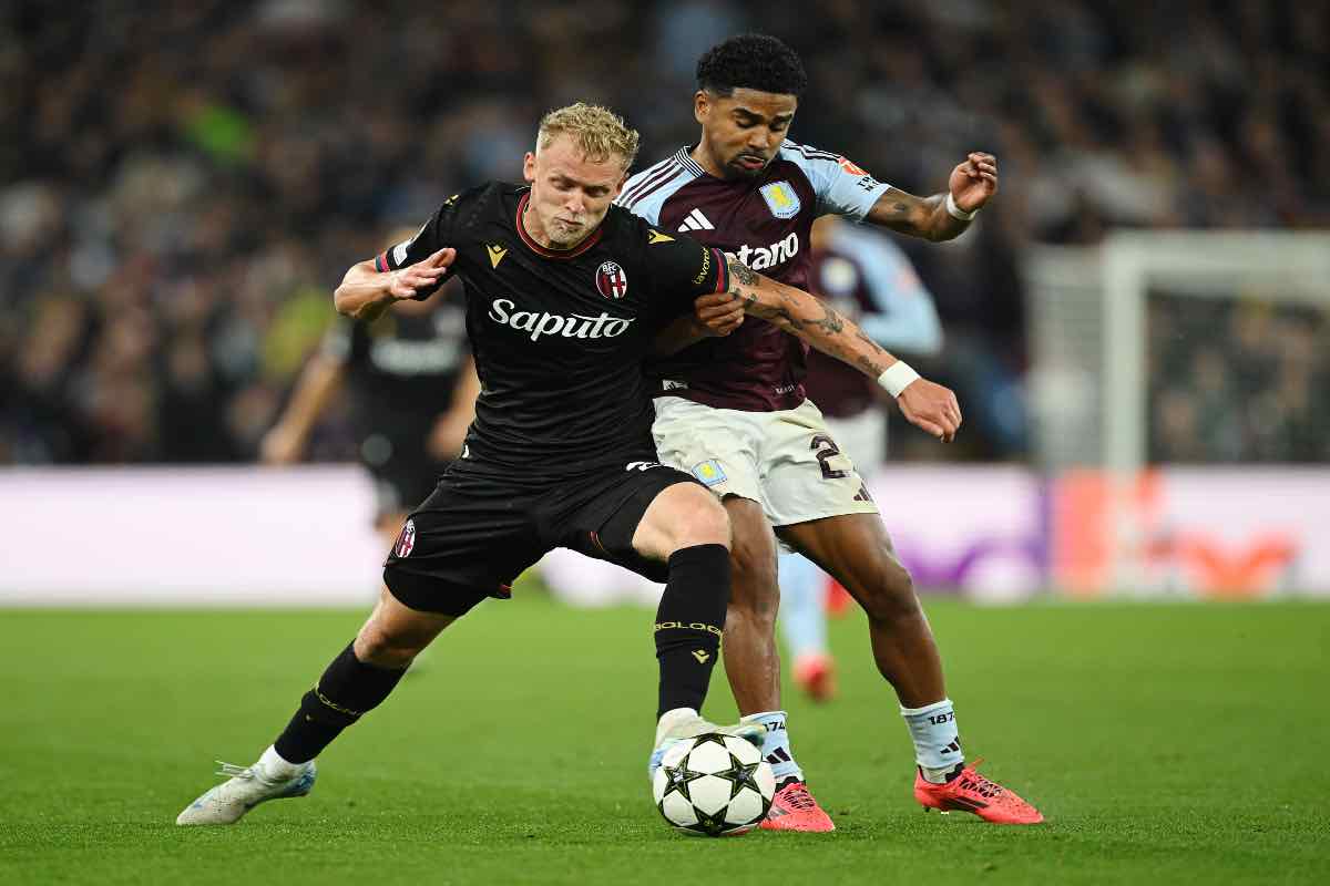 Odgaard a contrasto con Ian Maatsen durante Aston Villa-Bologna