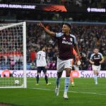 Ollie Watkins esulta dopo il gol