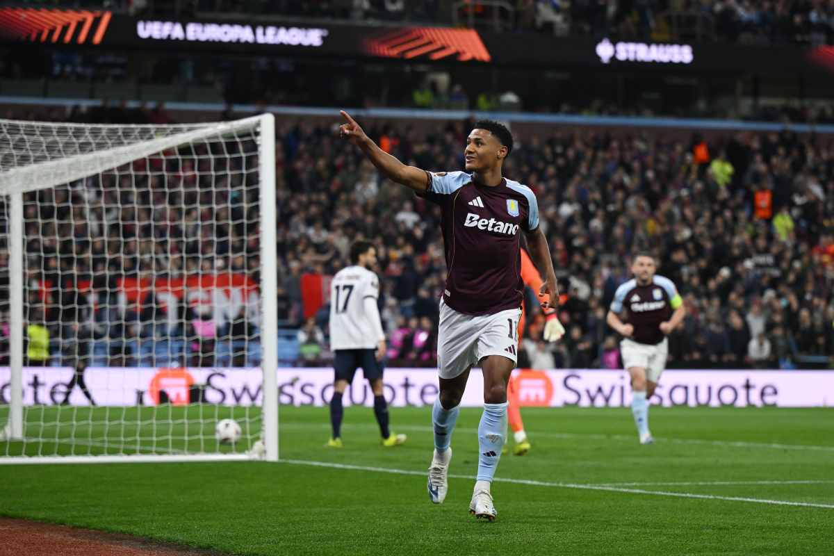 Ollie Watkins esulta dopo il gol