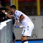 Orsolini esulta dopo il gol