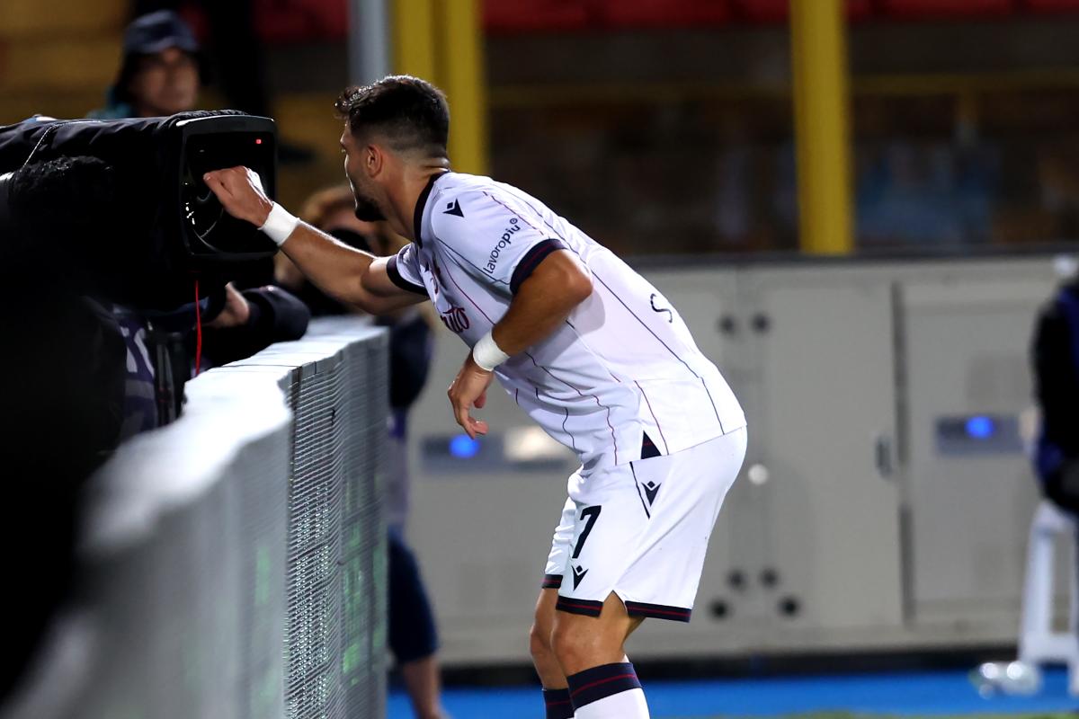 Orsolini esulta dopo il gol