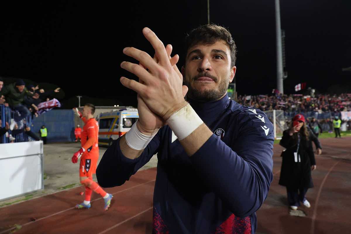 Orsolini applaude i tifosi del Bologna