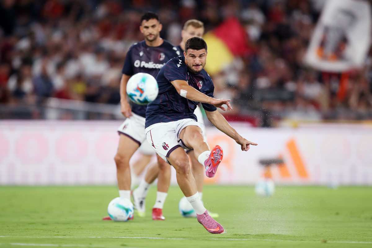 Riccardo Orsolini durante il riscaldamento di Roma-Bologna