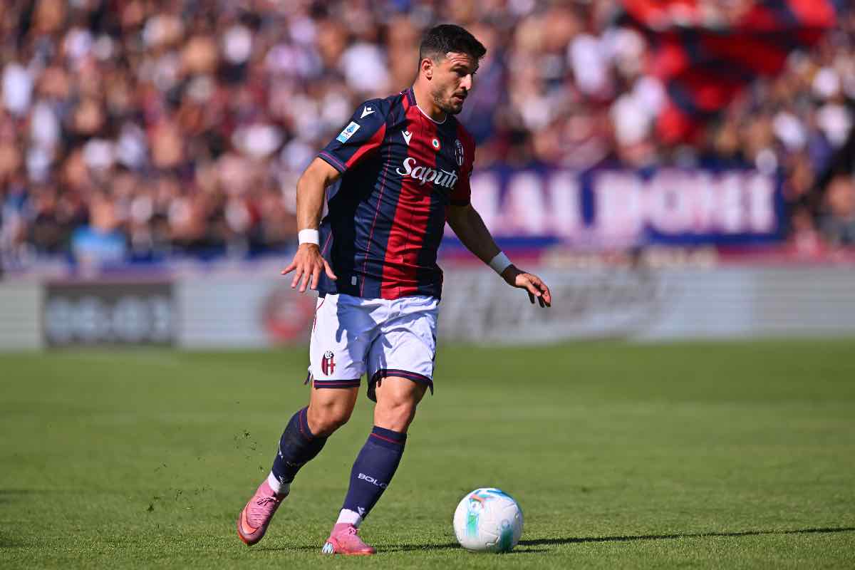 Riccardo Orsolini con il pallone tra i piedi