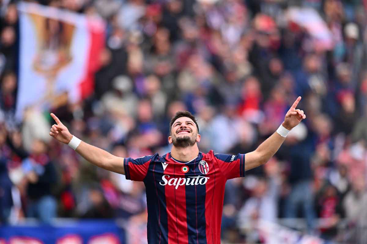 Riccardo Orsolini esulta dopo il gol al Pisa