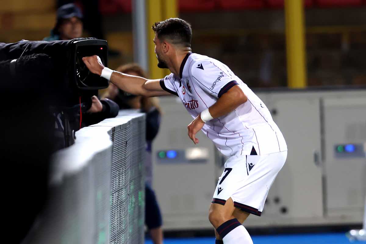 Orsolini esulta con l’iconico “toc toc” dopo il gol in Lecce-Bologna