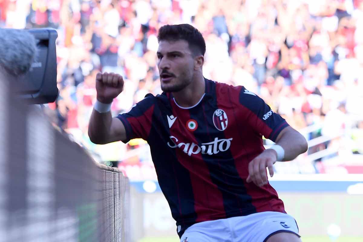 Orsolini esulta con il celebre “toc toc” dopo il gol in Bologna-Genoa