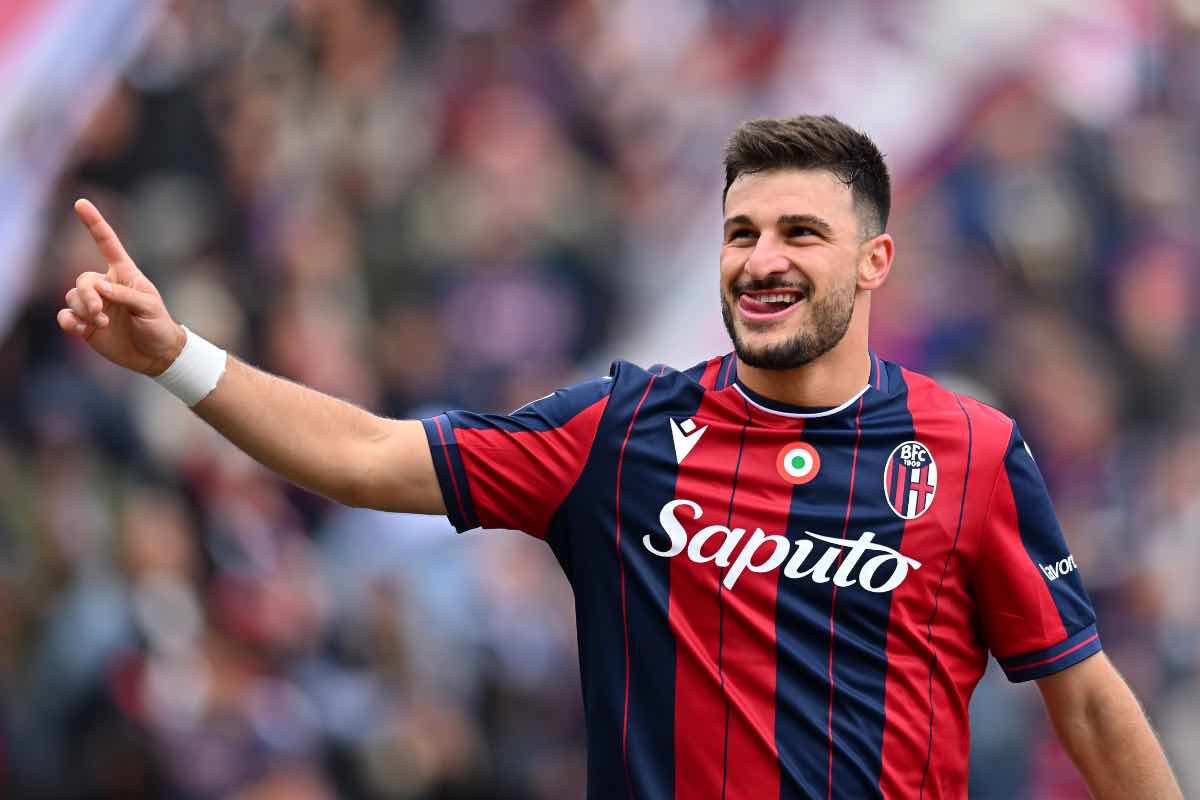 Riccardo Orsolini esulta dopo il gol in Bologna-Pisa