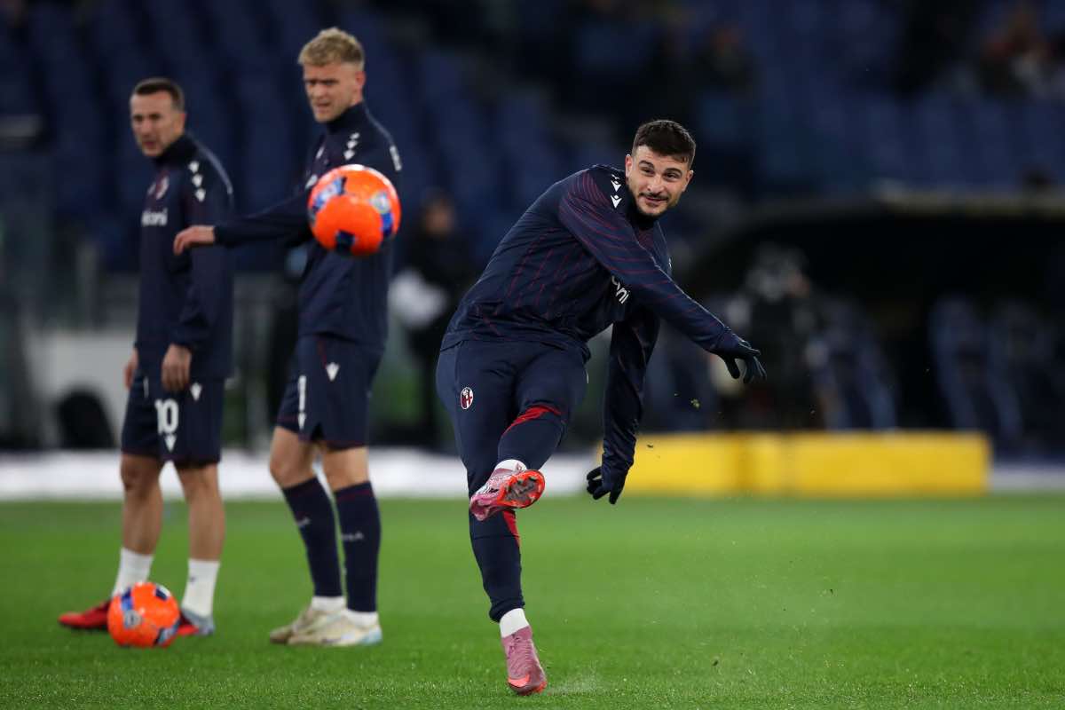 Riccardo Orsolini durante il riscaldamento di Lazio-Bologna