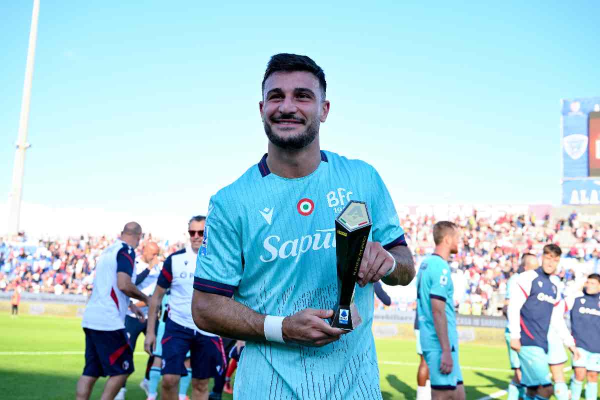 Riccardo Orsolini con il premio MVP di Cagliari-Bologna