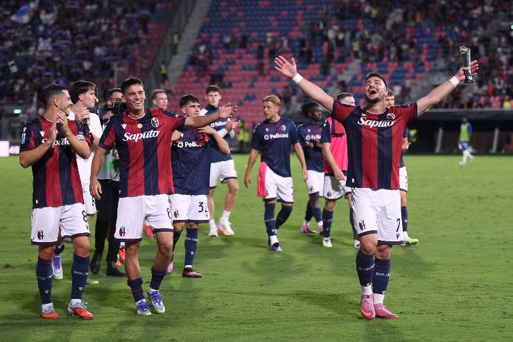 I giocatori del Bologna salutano i tifosi