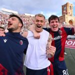 Orsolini, Odgaard e Fabbian esultano dopo la vittoria sulla Lazio